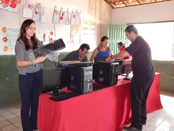 Escola recebe computadores de ação social do Bradesco e Cartão Elo