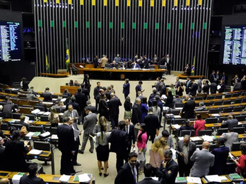 Câmara libera municípios a estourar limite de gastos com funcionários