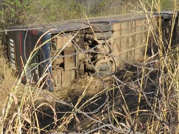 Ônibus que seguia para o Piauí tomba na BR-135 e deixa nove feridos