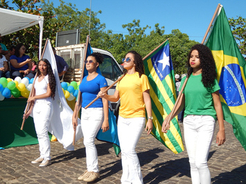 Prefeitura realiza desfile cívico em comemoração ao 7 de Setembro