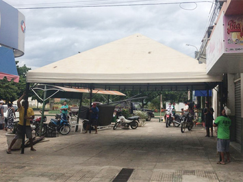 Prefeitura instala tendas para atender pessoas que buscam auxílio emergencial