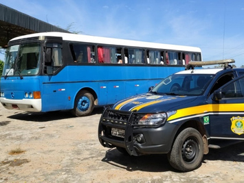 Ônibus vindo de SP com 35 passageiros desvia de barreiras no Piauí