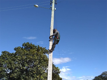 Prefeitura continua realizando serviços de manutenção na iluminação pública