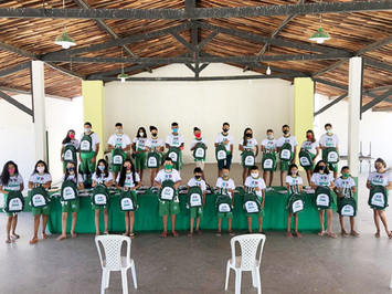 Alunos do SCFV em São Miguel do Tapuio recebem uniformes e mochilas