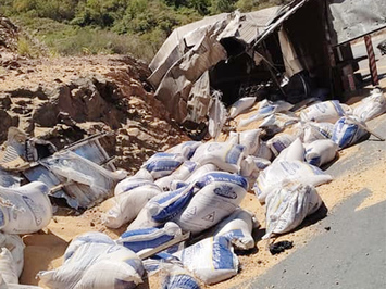 Caminhão tomba na ladeira de Tucuns, entre Buriti dos Montes e Crateús, Ceará
