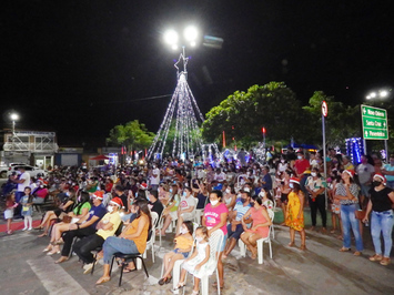 Prefeitura de SMT realiza abertura do Natal com a chegada do Papai Noel