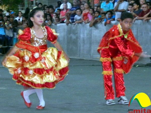 Full 01   rainha da quadrilha cora  o caipira  canto 