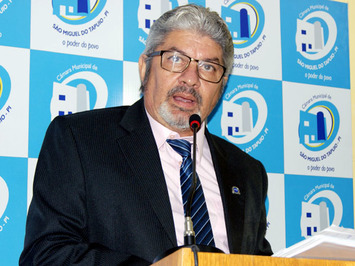 Vereador Paiva Junior solicita transporte escolar para Universitários