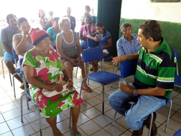 Prefeito visita construção de casas e marca data da inauguração