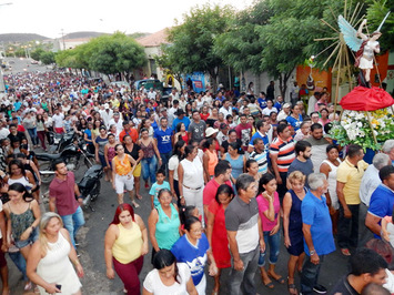Grande procissão marca abertura dos festejos de São Miguel do Tapuio