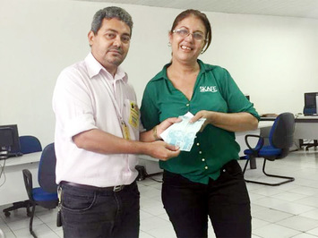 Sãomiguelense acha quantia em dinheiro e procura dona para devolver