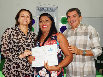 Prefeitura certifica mais de 200 concludentes de diferentes cursos