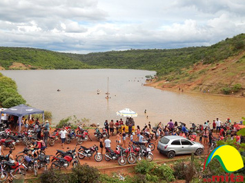 Após sangrar, açude São Vicente vira ponto de lazer para banhistas