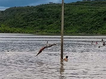 Postes instalados dentro de açude coloca em risco a vida de pessoas