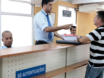 Lei dispensa reconhecimento de firma e autenticação de documento