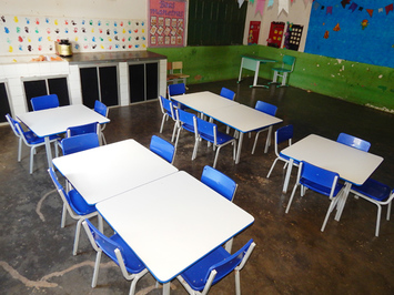 Prefeitura entrega novas carteiras para escolas da educação infantil