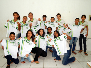Prefeitura entrega novo fardamento escolar para alunos da rede