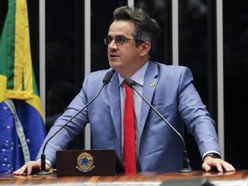Avança projeto de Ciro que torna crime incentivar jovens à automutilação