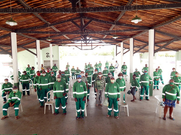 Prefeitura entrega novos uniformes para profissionais de limpeza pública