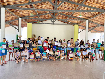 Prefeitura entrega tênis e certificados para crianças e adolescentes do SCFV