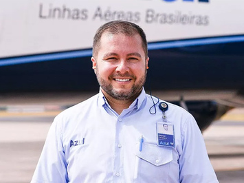 Agente paga passagens de avião para casal surdo ao ver que eles caíram em golpe 