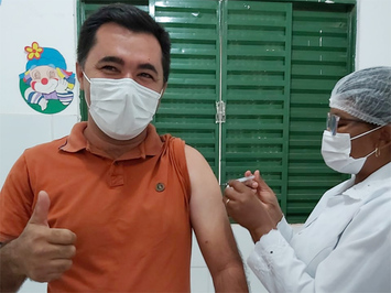 Vereador Regivaldo recebe a primeira dose da vacina contra a COVID-19