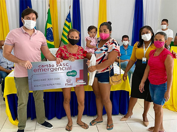 Prefeitura entrega cartão SASC Emergêncial para famílias de baixa renda