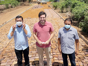 Prefeito Pompilim visita obra de pavimentação poliédrica da ladeira do Escuro