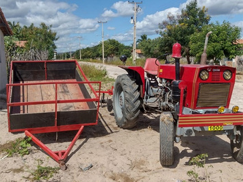 Vende-se um trator em perfeito estado de funcionamento para serviços