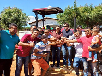 Comunidade Bom Jardim recebe máquina agrícola através do senador Elmano Férrer