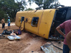 Uma estudante morre e cerca de 20 ficam feridas em acidente com ônibus escolar em José de Freitas