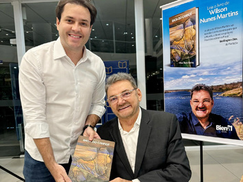 Prefeito de SMT prestigia lançamento do Livro de autoria do ex-governador Wilson Martins