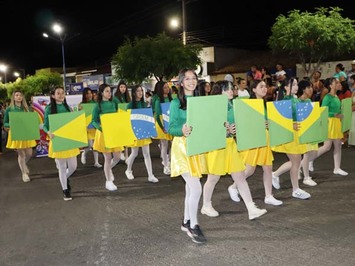Escola Educandário encanta o público no Desfile da Independência em São Miguel do Tapuio